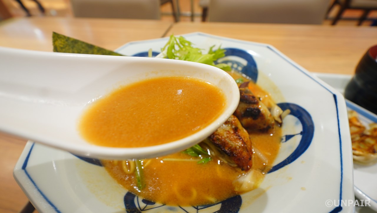 赤白4種類の味噌を配合した“特製味噌スープ